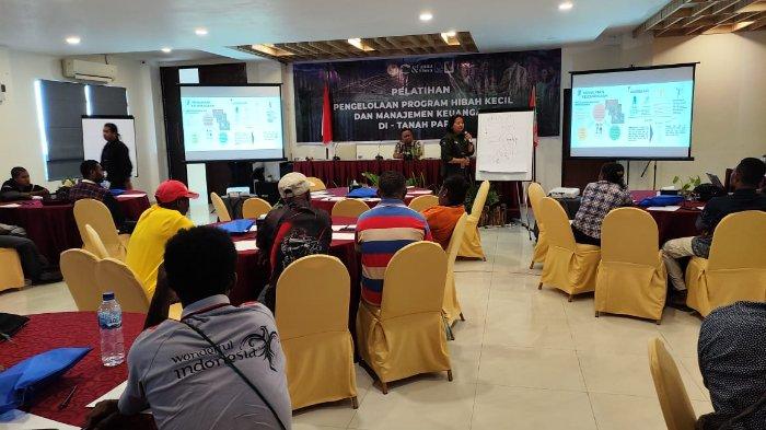 LSM Fauna dan Flora Papua Barat Daya menggelar pelatihan program hibah kecil dan manajemen keuangan, Kamis (2/11/2023).