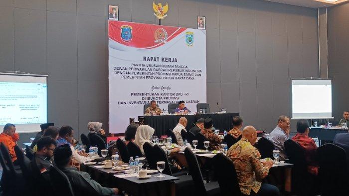 Suasana rapat pembentukan kantor DPD RI di Ibu Kota Provinsi Papua Barat Daya yang digelar di Aston Hotel Sorong.