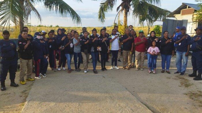 Komisi Pemilihan Umum (KPU) Kota Sorong melakukan Pembagian Brosur dan striker ajakan ke Tempat Pemungutan Suara (TPS) kepada warga Kampung Baru, Tembok Berlin Kota, Provinsi Papua Barat Daya, Minggu (5/11/2023).