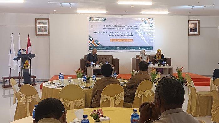 Pembukaan Kegiatan Sosialisasi indikator makro dengan mengusung tema potret kemiskinan dan pembangunan manusia badan Pusat Statistik di Aimas Hotel, Senin (4/11/2023).