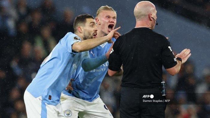 Gelandang Manchester City Kroasia #08 Mateo Kovacic (Kiri), striker Manchester City Norwegia #09 Erling Haaland (2K) mengajukan banding kepada wasit Inggris Simon Hooper selama pertandingan sepak bola Liga Utama Inggris antara Manchester City dan Tottenham Hotspur di Stadion Etihad di Manchester, barat laut Inggris, pada 3 Desember 2023.