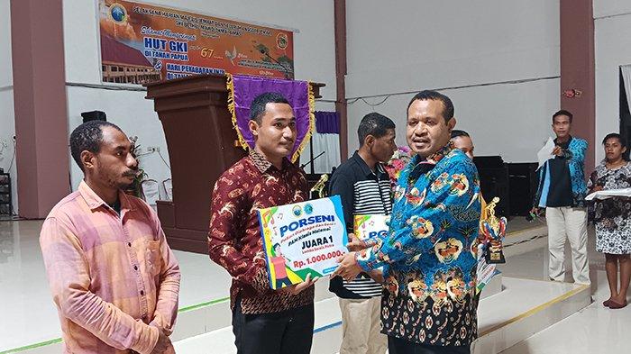 Penyerahan hadiah kepada para peserta lomba Porseni I PAM Klasis Malamoi, Kabupaten Sorong, Senin (4/12/2023).