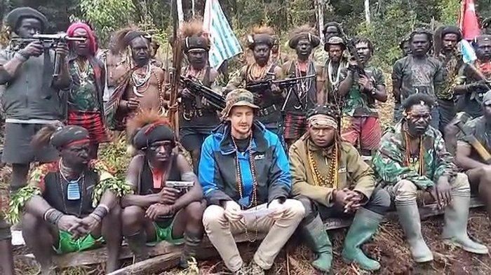 Tampak pasukan KKB bersama Pilot Pesawat Susi Air Philips Mark Methrtens di Hutan Kabupaten Nduga, Provinsi Papua Pegunungan, saat ini. (Tribun-Papua.com/Istimewa)