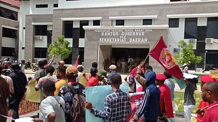 Pemuda dan masyarakat menggelar aksi di Kantor Gubernur Papua Barat Daya, terkait kasus persekusi mahasiswa Papua di Kota Sorong, Rabu (6/12/2023)
