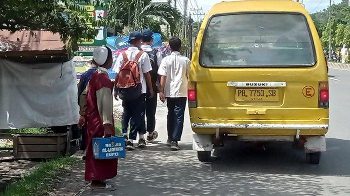 Sejumlah anak di Kota Sorong, Papua Barat Daya, membawa kotak amal saat jam sekolah di Pelabuhan Umum Sorong dan Jalan Basuki Rahmat, Kamis (14/12/2023)