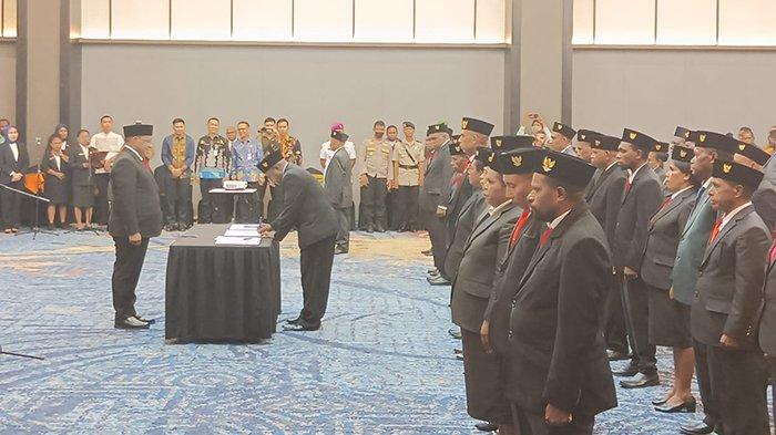 33 Anggota MRPBD periode 2023-2028 resmi dilantik oleh Wakil Menteri Dalam Negeri (Wamendagri) John Wempi Wetipo Kamis (14/12/2023).