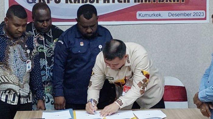 Pj Bupati Maybrat Bernhard E Rondonuwu menandatangani Naskah Perjanjian Hibah Daerah (NPHD) di Rylich Panorama Hotel, Kota Sorong, Papua Barat Daya, Jumat (15/12/2023).