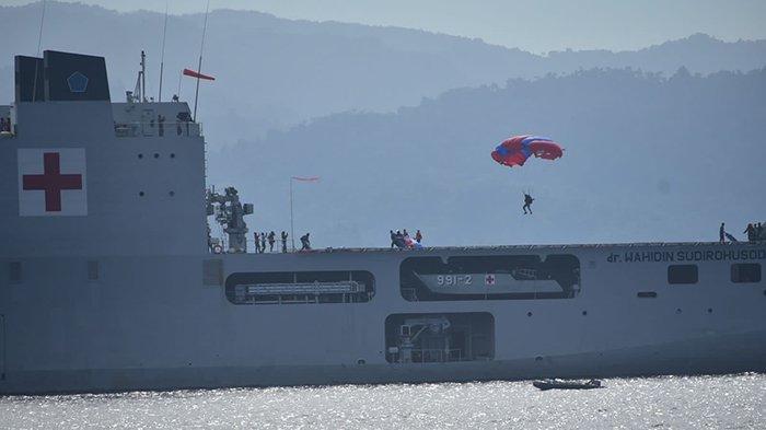 Penerjun TNI melakukan pendaratan di satu KRI pada puncak Hari Nusantara 2023, Tidore, Rabu (13/12/2023).