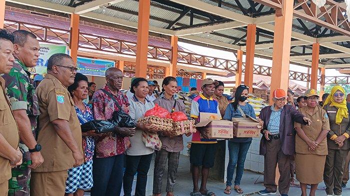 Kegiatan Pasar Murah oleh 4 OPD dari Pemerintah Daerah Kabupaten Sorong di Pasar Mariat, Kabupaten Sorong, Papua Barat Daya, Senin (18/12/2023).