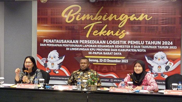 Ketua KPU Papua Barat Daya Andarias Daniel Kambu (tengah) menghadiri bimtek, Kota Sorong, Jumat (22/12/2023).