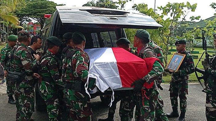 Jajaran TNI Korem 181/Praja Vira Tama menggelar prosesi upacara pelepasan jenazah Kopda Hendrianto di Batalyon Infanteri Raider Khusus 762/Vira Yudha Sakti Sorong, Papua Barat Daya, Selasa (26/12/2023).