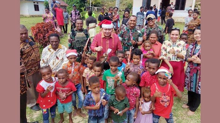 Pj Bupati Bernhard E Rondonuwu memberi bingkisan Natal untuk anak-anak Kampung Kamat dan Kampung Assem, Distrik Aifat Timur Tengah, Kabupaten Maybrat, Papua Barat Daya, Senin (25/12/2023).