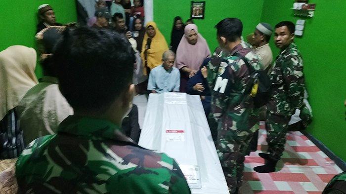 Jenazah Pratu Andri Irawan tiba di kediaman orang tuanya, kawasan Pasar Kajase, Teminabuan, Sorong Selatan, Papua Barat Daya, Rabu (27/12/2023).