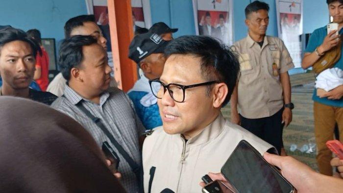 Cawapres nomor urut 1 Muhaimin Iskandar atau Cak Imin, menjawab pertanyaan awak media selepas agenda di Desa Tanggulrejo, Kecamatan Manyar, Gresik, Jawa Timur, Jumat (29/12/2023).