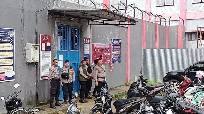 Jajaran Polresta Sorong Kota mengamankan area Lembaga Pemasyarakatan atau Lapas Kelas IIB Sorong, Kota Sorong, Papua Barat Daya, Minggu (7/1/2024).