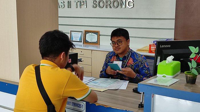 Petus Imigrasi Sorong melayani pemohon pada layanan Paspor Simpatik di Kantor