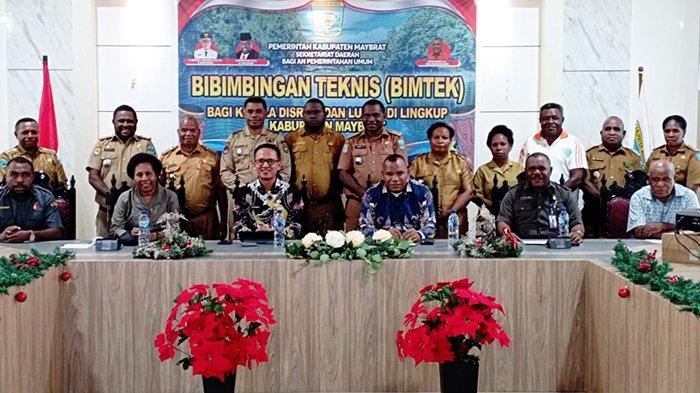 Peserta bimbingan teknis (bimtek) foto bersama dengan pejabat Pemkab Maybrat dan narasumber di ruang rapat bupati, Kumurkek, Papua Barat Daya, Jumat (19/1/2024).
Kegiatan yang dilaksanakan di ruang rapat kantor bupati, Kumurkek te