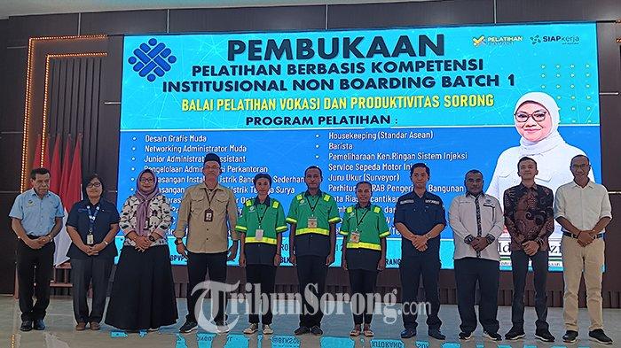 Pembukaan pelatihan berbasis kompetensi Institusional Non Boarding Batch 1 di Aula Frans Kaisiepo BPVP Sorong, Kota Sorong, Papua Barat Daya, Jumat (26/1/2024).