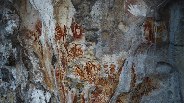 Batu Gamping Zaag di Sumalelen Misool Raja Ampat terdapat lukisan gambar manusia pra sejarah.