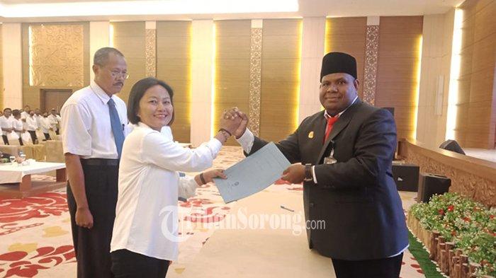 Ketua KPU Kabupaten Sorong Frengki Duwith menyerahkan dokumen pelantikan kepada perwakilan KPPS, Senin (25/1/2024).