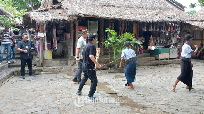 Pengunjung mencoba Tarian Peresean Suku Sasak, Nusa Tenggara Barat, Senin (5/2/2024).