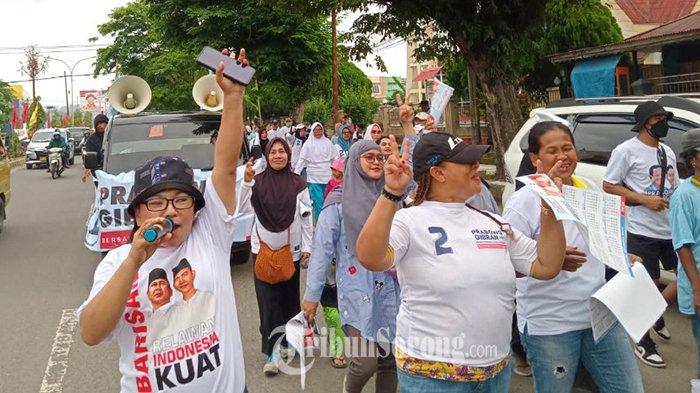 Ketua Dewan Pimpinan Daerah BRIK Papua Barat Daya Lelyani Esing saat memimpin jalan santai simpatisan pendukung Prabowo-Gibran, Kota Sorong, Rabu (7/2/2024).