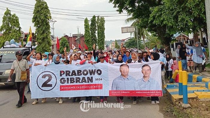 Pendukung Prabowo-Gibran jalan santai di Kota Sorong, Rabu (7/2/2024).