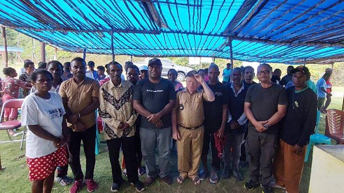 Kepala Dinas Pertanian dan Perkebunan Kabupaten Maybrat Marthen Howay foto bersama warga Kampung Renis, Distrik Mare Selatan, Kamis (8/2/2024).