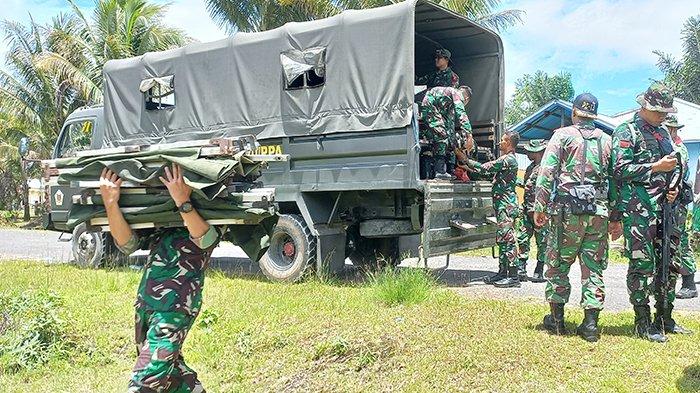 Para prajurit TNI menurunkan perlengkapan di lokasi TMMD ke-119 di Kampung Rindu, Distrik Ayamaru Tengah, Kabupaten Maybrat, Papua Barat Daya, Selasa (20/2/2024).