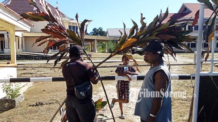 Masyarakat adat memalang Kantor DPRD Sorong Selatan, Papua Barat Daya, Kamis (22/2/2024),