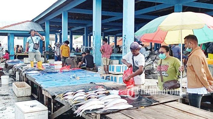 Aktivitas jual beli di Tempat Pelelangan Ikan (TPI) Jembatan Puri, Kota Sorong, Papua Barat Daya, Rabu (6/3/2024).
