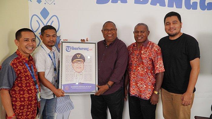 Bupati Sorong Selatan Samsudin Anggiluli menerima cendera mata berupa karikatur dalam kunjugannya ke kantor TribunSorong.com, Jalan Pramuka, Remu Utara, Kota Sorong, Papua Barat Daya, Minggu (10/3/2024).