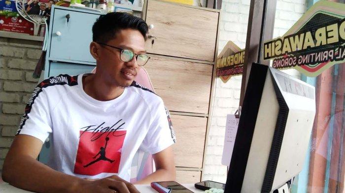 Mudatsir selaku owner percetakan di Kota Sorong ditemui, Senin (18/3/2024). Mudatsir diminta pihak KPU Papua Barat Daya mencetak ribuan C1 pleno DPRD Kota Sorong dan Papua Barat Daya.