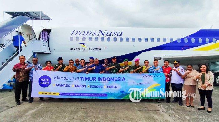 Pj Gubernur Papua Barat Daya Mohammad Musa'ad foto bersama dengan maskapai TransNusa di Bandara DEO Sorong, Jumat (5/4/2024).