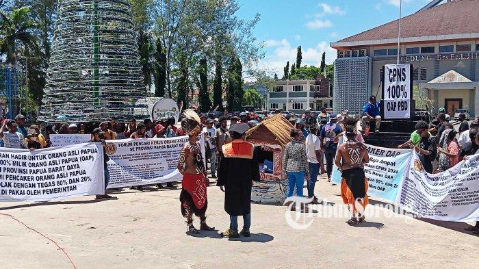 Forum Pencari Kerja (Pencaker) kembali menggelar aksi demo damai di halaman Kantor Gubernur Papua Barat Daya. Kamis (18/4/2024).