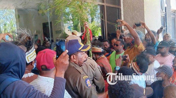 Massa aksi dari Pencaker OAP palang pintu masuk kantor menggunakan bambu yang sudah diikat dengan kain merah, Kamis (18/4/2024).