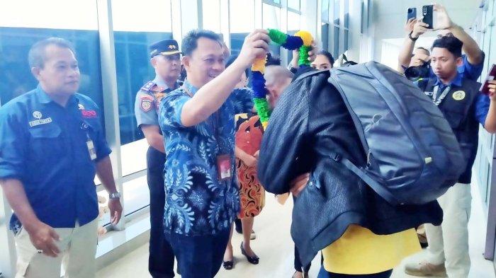 Pengalungan bunga kepada penumpang maskapai Trans Nusa di Bandara Deo Sorong, Papua Barat Daya, Kamis (18/4/2024).