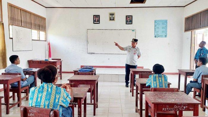 Penjabat (Pj) Bupati Maybrat Bernhard E Rondonuwu inspeksi mendadak (sidak) ke SMAN-01 Aifat Raya, Maybrat, Kamis (18/4/2024).