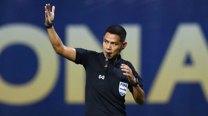 Wasit VAR Sivakorn Pu-Udom asal Thailand di laga Indonesia vs Uzbekistan.