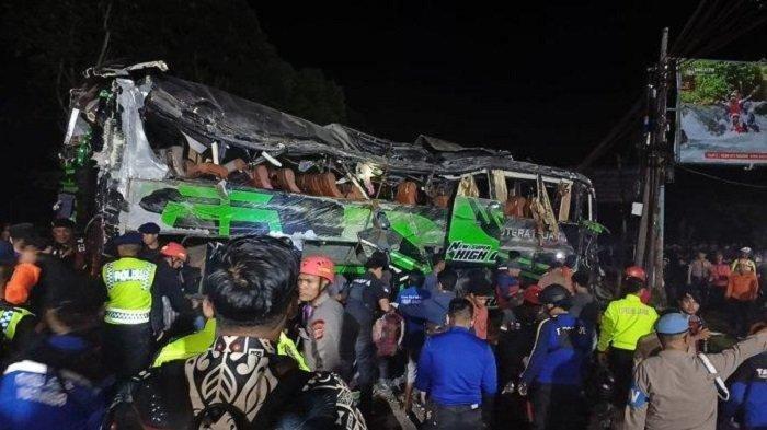 Bus parawisata yang mengangkut para siswa dan tenaga pendidik SMK Lingga Kencana Depok yang terguling di Gerbang 2 Pemandian Air Panas Sari Arter, Subang, Jawa Barat, Sabtu (11/5/2024) malam, berhasil dievakuasi.