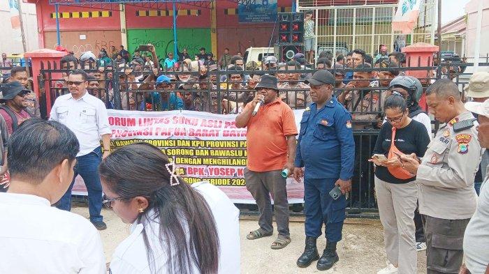 Kantor Komisi Pemilihan Umum (KPU) Kota Sorong digeruduk sekelompok massa, Senin (13/5/2024).