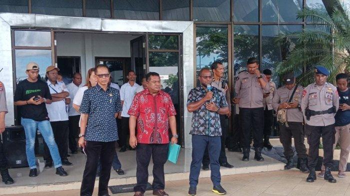 Ketua Komisi III DPRD Kota Sorong Agustie Sagrim dan Ketua DPRD Kota Sorong Erwin Ayal saat menemui para pendemo Solidaritas Jurnalis Papua Barat di depan Kantor DPRD Kota Sorong, Papua Barat Daya, Rabu (22/5/2024).