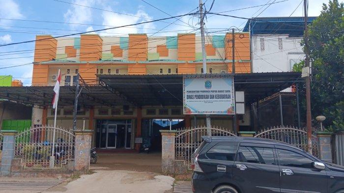 Kantor Dinas Pendidikan dan Kebudayaan Papua Barat Daya beralamat KM 12 Masuk, Jl. Sangaji Gonof, Kelurahan Klasaman, Distrik Klaurung, Kota Sorong.
