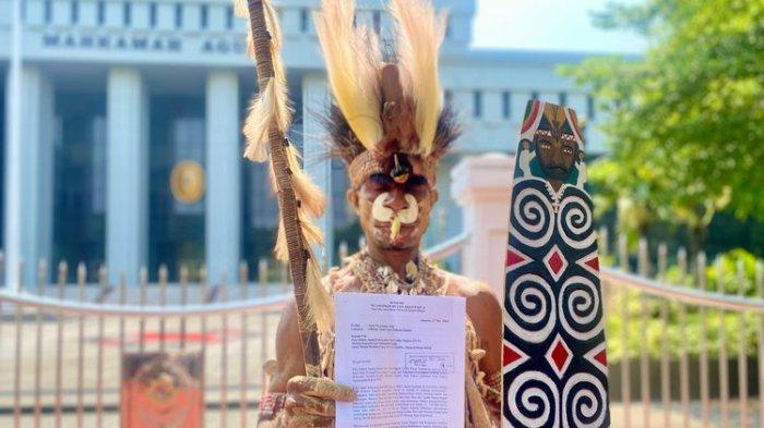 Pejuang lingkungan hidup dari suku Awyu, Hendrikus Woro, usai menyerahkan surat kepada Mahkamah Agung di Jakarta Pusat, Senin (27/5/2024).