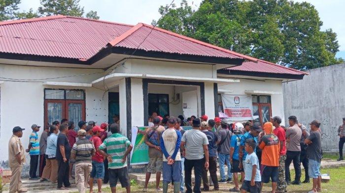 Puluhan warga Kelurahan Makbalim, SP 4, Distrik Mayamuk, Kabupaten Sorong, saat menggelar aksi damai di Kantor Kelurahan Makbalim, Kabupaten Sorong, Papua Barat Daya, Selasa (11/6/2024).