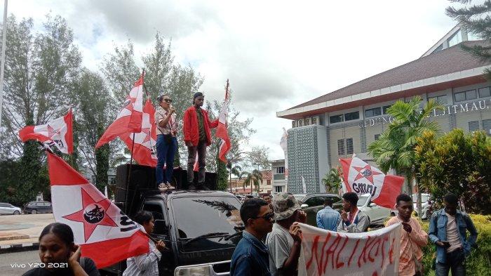 Kader GMNI Kota Sorong Yulanti saat orasi di halaman Kantor Wali Kota Sorong, Papua Barat Daya, Selasa (11/6/2024).