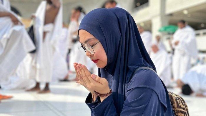 Momen Ria Ricis berdoa saat berada di Tanah Suci.