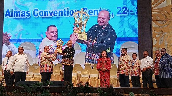 Pj Gubernur Papua Barat Daya Mohammad Musa'ad (kiri) menyerahkan Piala Bergilir Juara Umum Pesparawi Ke-XIV se-Tanah Papua Tingkat Provinsi Papua dan Papua Barat kepada perwakilan LPPD Kota Sorong di Aimas Hotel & Convention Centre, Distrik Aimas, Kabupaten Sorong, Kamis (27/6/2024) malam.