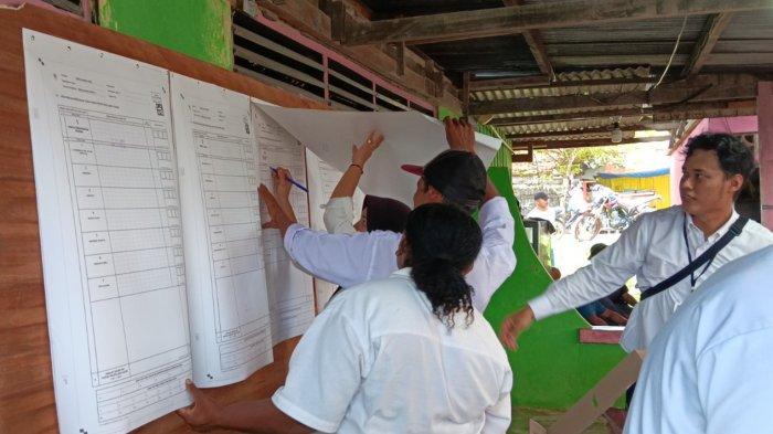 Perhitungan surat suara di TPS 07 Kelurahan Malawele, Distrik Aimas, Kabupaten Sorong, Papua Barat Daya, Sabtu (29/6/202/).