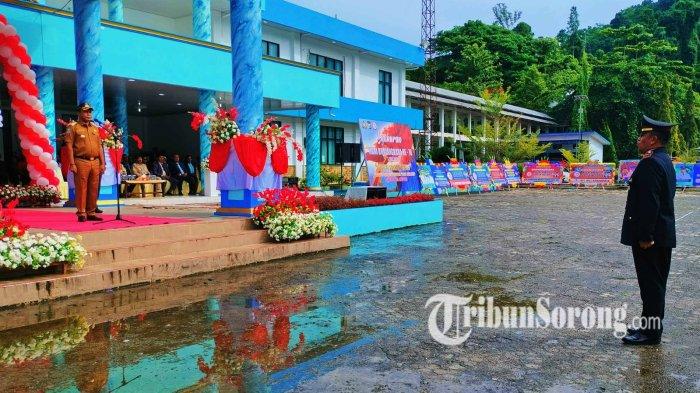 Bupati Raja Ampat Abdul Faris Umlati bertindak sebagai Inspektur Upacara HUT Bhayangkara ke-78 di lingkungan Polres Raja Ampat.
